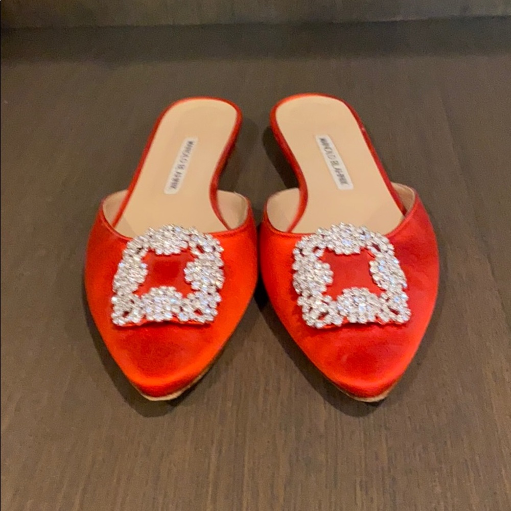 Manolo blahnik hangisi red slides